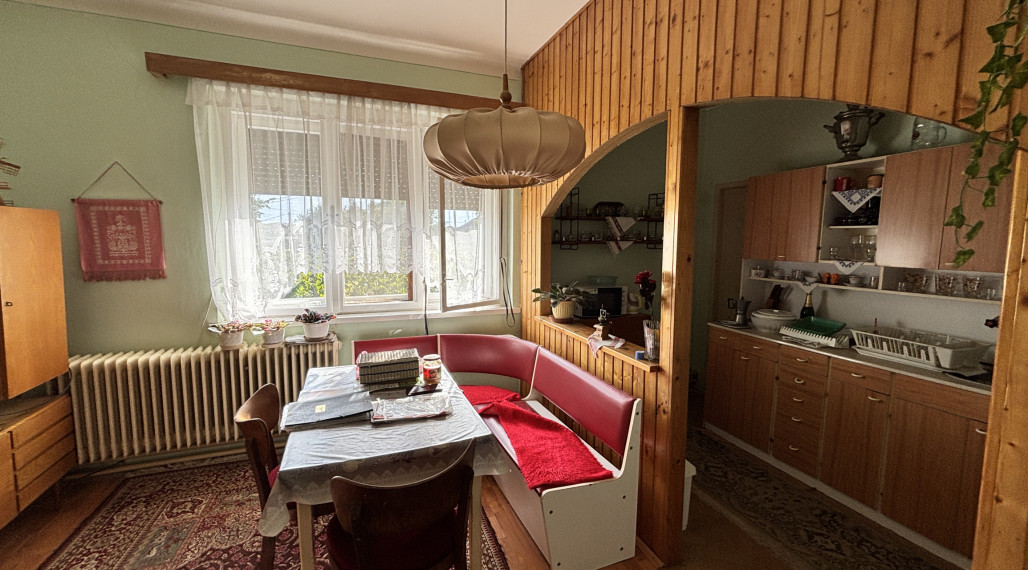 Ponúkame na predaj priestranný tehlový rodinný dom s garážou v obci Belá