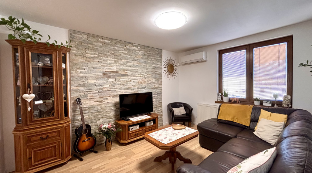 Ponúkame Vám na predaj kompletne prerobený 3 izbový byt v pokojnej časti mesta Nové Zámky