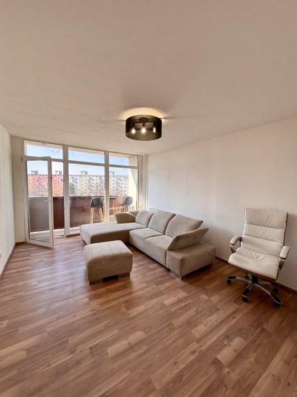 Ponúkame Vám na prenájom kompletne prerobený,  čiastočne zariadený 2 izbový byt v meste Nové Zámky