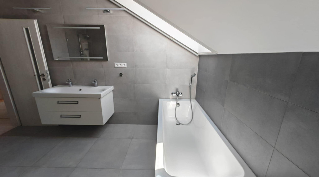 Ponúkam na prenájom LUXUSNÝ  zariadený 3 izbový byt blízko centra mesta Nové Zámky