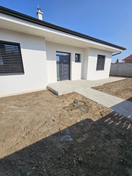 Na predaj 4 izbová moderná novostavba 15 km od Komárna obec VIRT