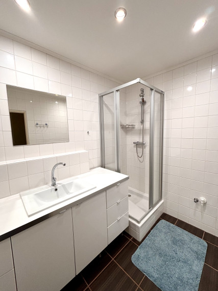 Ponúkame Vám na predaj kompletne prerobený, veľký  3 izbový byt v Nových Zámkoch!