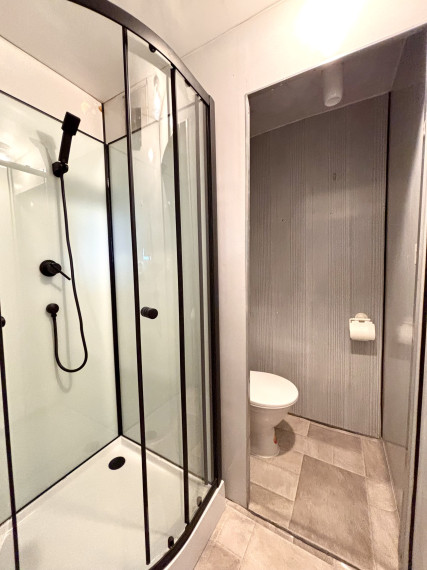 Ponúkame Vám na prenájom veľký, čiastočne zariadený 1 izbový byt v Nových Zámkoch!