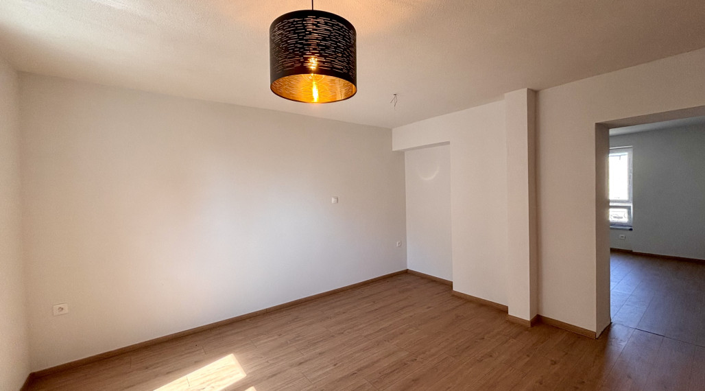 Ponúkame Vám na predaj kompletne prerobený, priestranný 2 izbový byt v centre mesta Nové Zámky