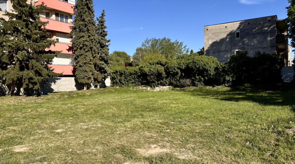 Ponúkame na predaj atraktívny stavebný pozemok, nachádzajúci sa priamo v centre mesta Kolárovo