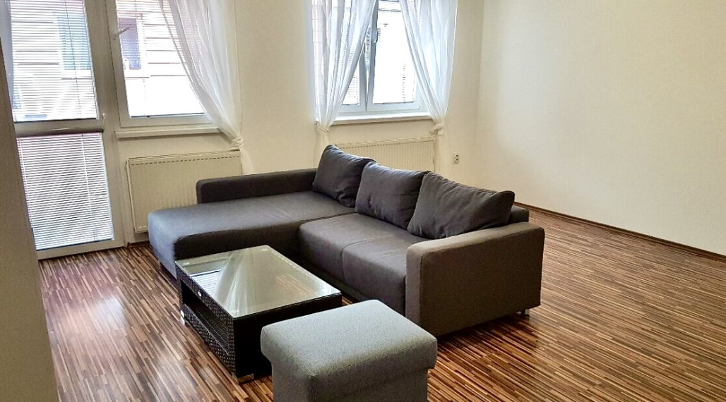 Ponúkame Vám na prenájom veľkú, zariadenú garsónku s balkónom v centre mesta Nové Zámky