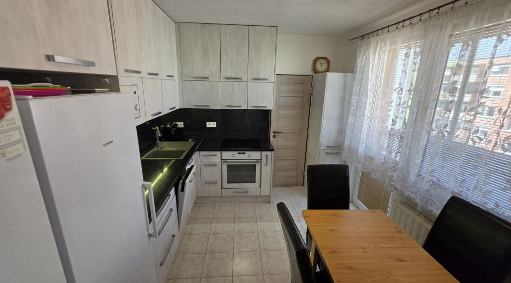 Predám prerobený veľký 3- Izbový byt na Nábrežnej Nové Zámky