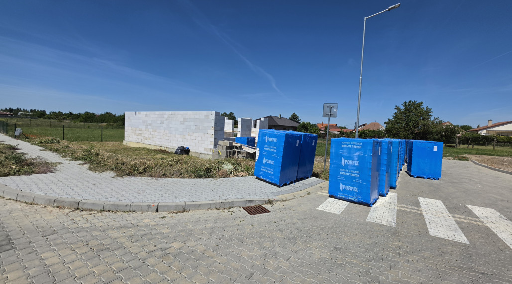 Ponúkam na Predaj modernú poschodovú novostavbu v obci Dvory nad Žitavou