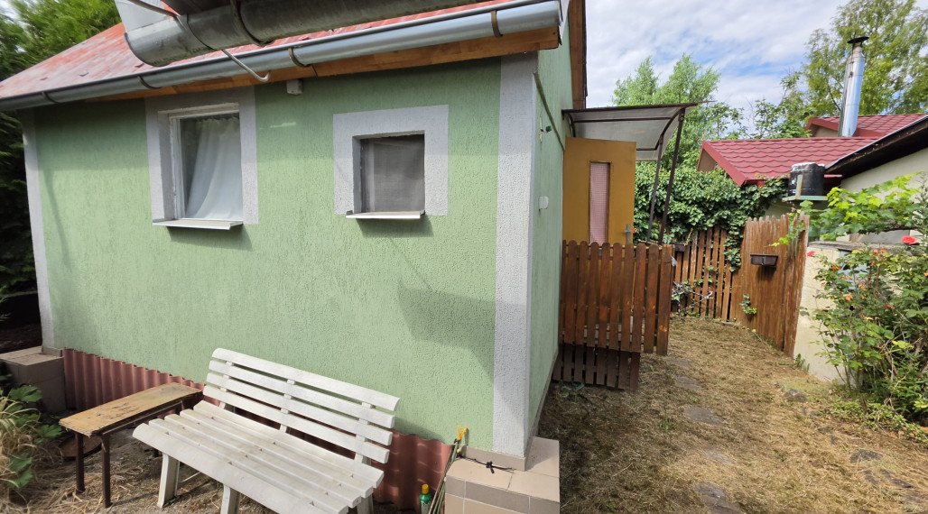 NOVINKA Predám  zeriadenú chatku pri jazere RT Nové Zámky