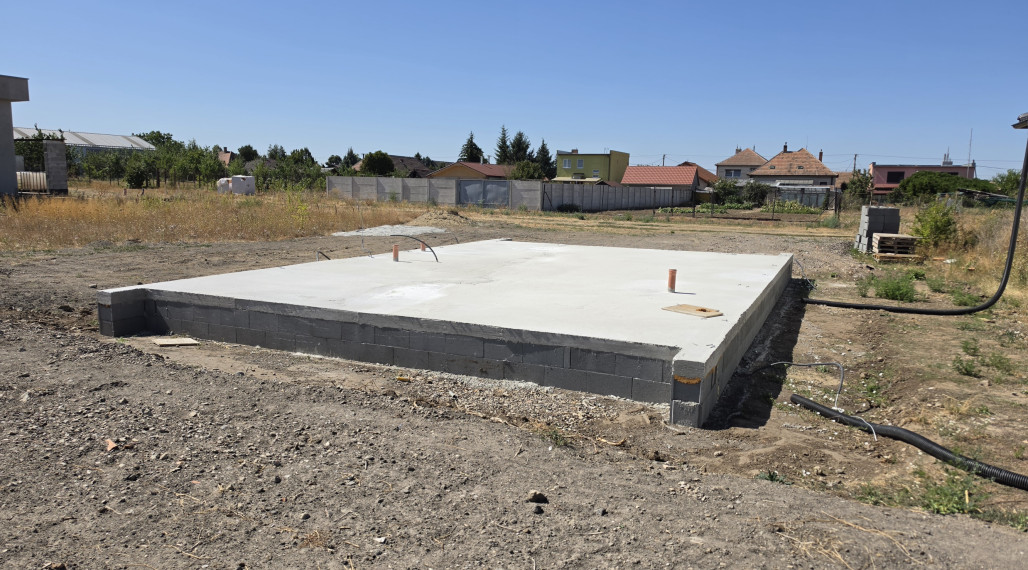 Ponúkam na Predaj 3 izbový dom v stave Hrubá stavba Dvory nad Žitavou
