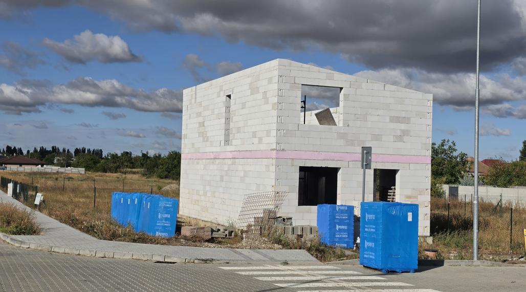 Ponúkam na Predaj modernú poschodovú novostavbu v obci Dvory nad Žitavou