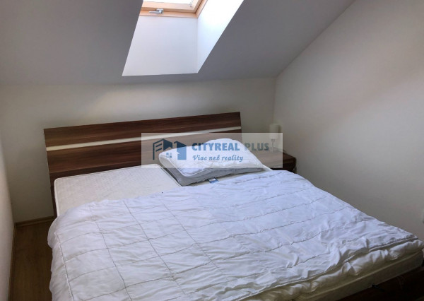 Predám zariadený apartmán s balkónom  Podhájska