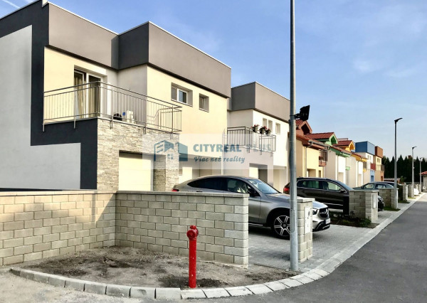 PREDÁM 4- IZBOVÚ NOVOSTAVBU S GARÁŽOU NOVÉ ZÁMKY