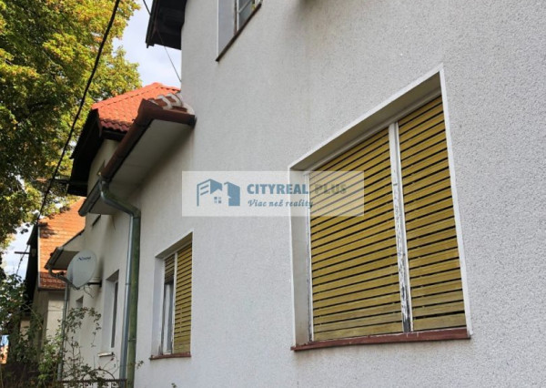 Na predaj starší dvojpodlažný rodinný dom v meste Nové Zámky