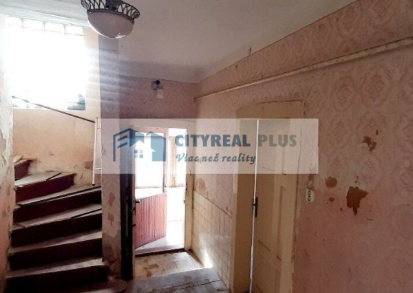 Na predaj starší dvojpodlažný rodinný dom v meste Nové Zámky