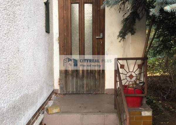 Na predaj starší dvojpodlažný rodinný dom v meste Nové Zámky