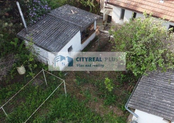 Na predaj starší dvojpodlažný rodinný dom v meste Nové Zámky