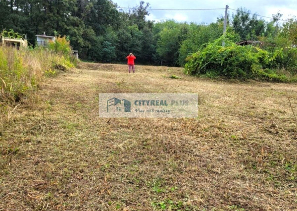 Na predaj  pozemky v blízkosti termálneho kúpaliska v obci Podhájska