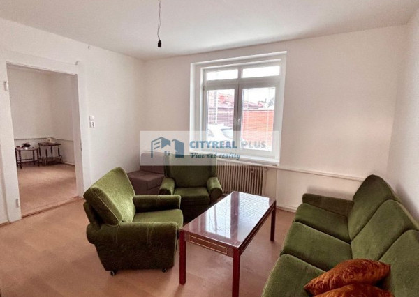 Ponúkame Vám na predaj rodinný dom na 20 árovom pozemku v Nových Zámkoch!