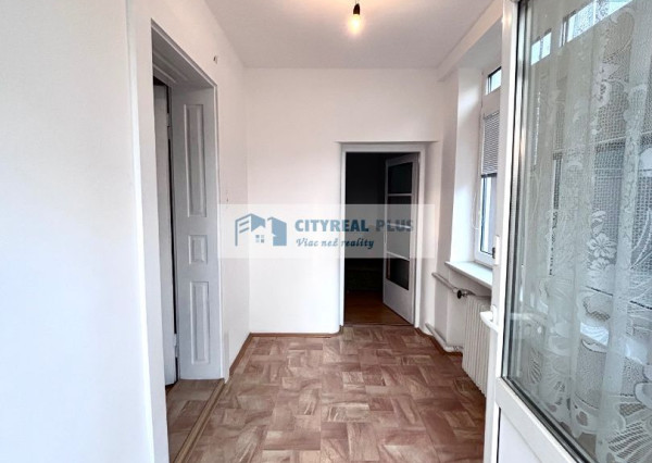 Ponúkame Vám na predaj rodinný dom na 20 árovom pozemku v Nových Zámkoch!