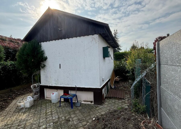 Ponúkame na predaj záhradu s murovanou chatkou v N. Zámkoch