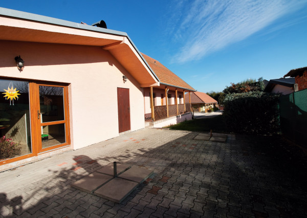 Ponúkame exkluzívne iba u nás na predaj kompletne zariadený penzión v obľúbenej rekreačnej obci Podhájska