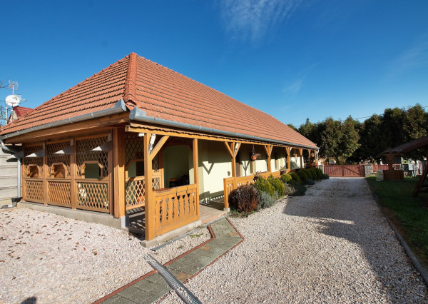 Ponúkame exkluzívne iba u nás na predaj kompletne zariadený penzión v obľúbenej rekreačnej obci Podhájska