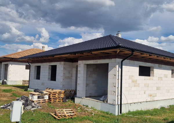 Ponúkam na predaj 4 izbovú  NOVOSTAVBU s garážou Dvory nad Žitavou