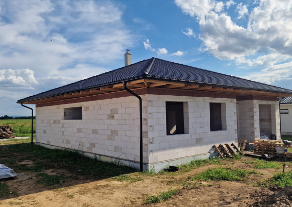 Ponúkam na predaj 4 izbovú  NOVOSTAVBU s garážou Dvory nad Žitavou