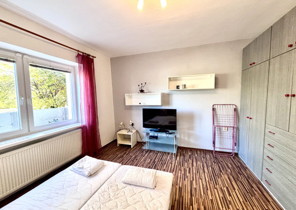 Ponúkame Vám na prenájom 1 izbový byt v rodinnom dome v Nových Zámkoch