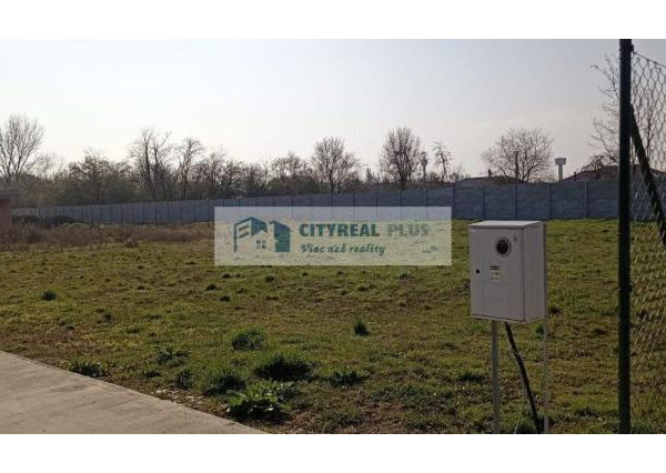 Na predaj slnečný a rovinatý pozemok v obci Dolný Ohaj.