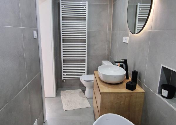 Predám prerobený Rodinný DOM na 20á pozemku obec SEMEROVO