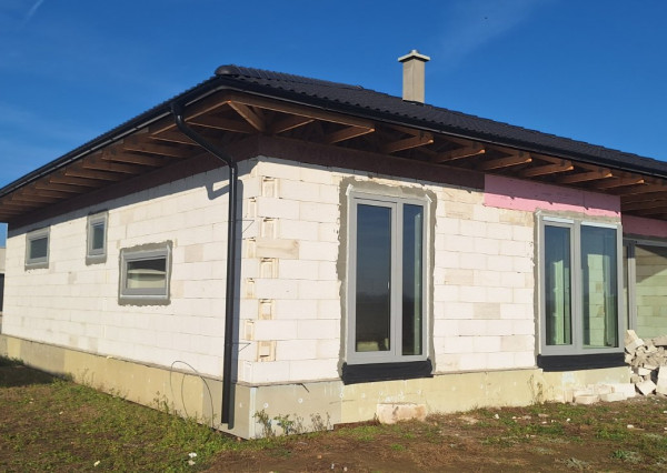 Ponúkam na predaj 4 izbovú  NOVOSTAVBU s garážou Dvory nad Žitavou