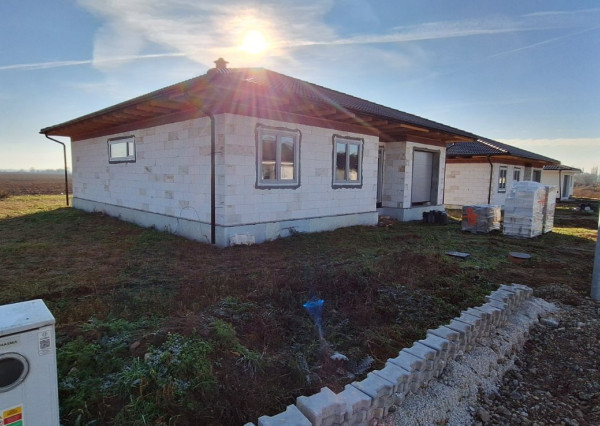 Ponúkam na predaj 4 izbovú  NOVOSTAVBU s garážou Dvory nad Žitavou