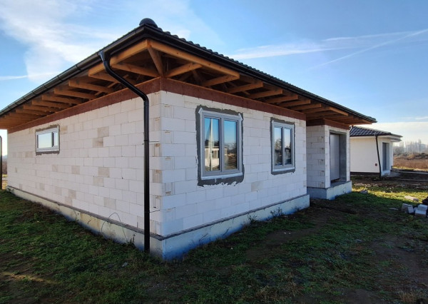 Ponúkam na predaj 4 izbovú  NOVOSTAVBU s garážou Dvory nad Žitavou