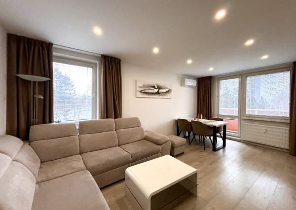 Ponúkame Vám na prenájom kompletne prerobený, veľký 3 izbový byt vo vyhľadávanej lokalite v meste Nové Zámky