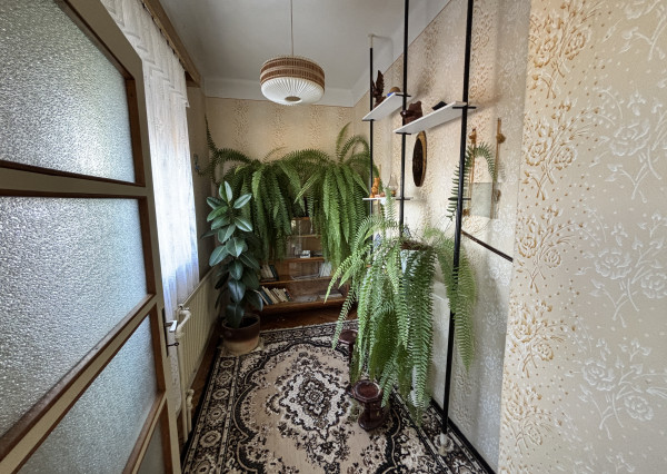 Ponúkame na predaj priestranný tehlový rodinný dom s garážou v obci Belá