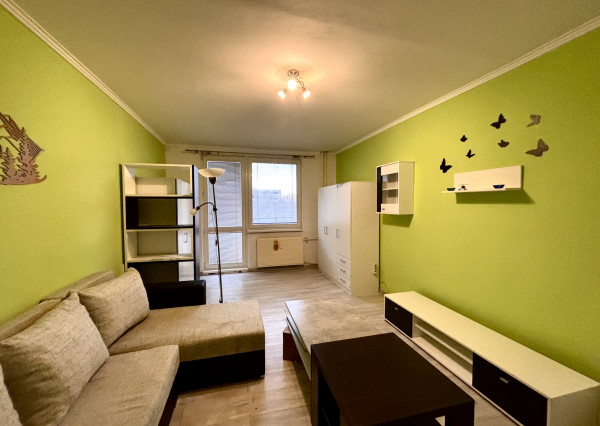 Ponúkame Vám na prenájom zariadený, veľký 1 izbový byt s 2 balkónmi vo vyhľadávanej lokalite v meste Nové Zámky