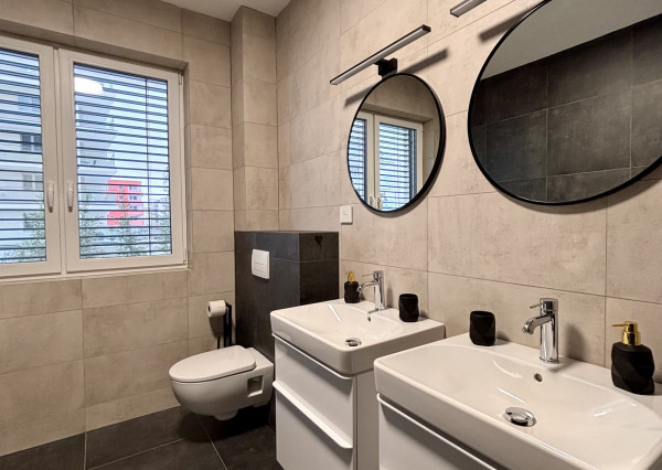 Ponúkame Vám na prenájom luxusný, kompletne zariadený, veľký 3 izbový byt v novostavbe v meste Nové Zámky