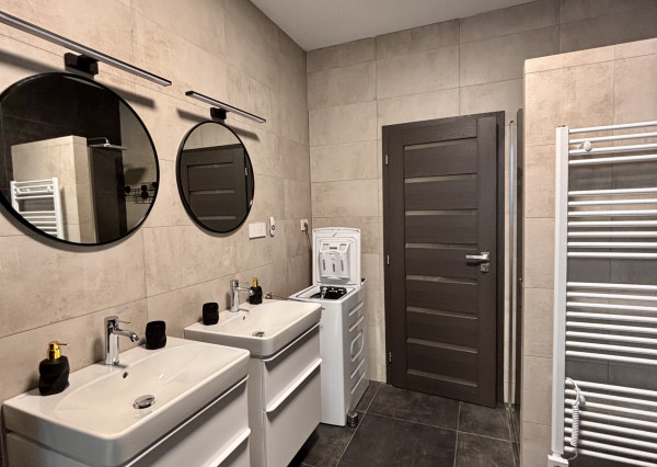 Ponúkame Vám na prenájom luxusný, kompletne zariadený, veľký 3 izbový byt v novostavbe v meste Nové Zámky