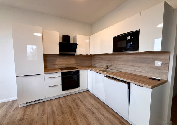 Ponúkame Vám na prenájom luxusný, kompletne zariadený, veľký 2 izbový byt v novostavbe v Šuranoch