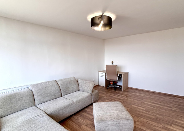 Ponúkame Vám na prenájom kompletne prerobený,  čiastočne zariadený 2 izbový byt v meste Nové Zámky