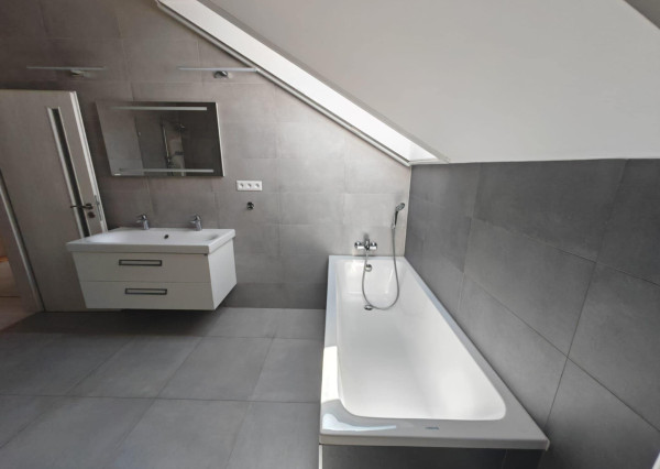 Ponúkam na prenájom LUXUSNÝ  zariadený 3 izbový byt blízko centra mesta Nové Zámky