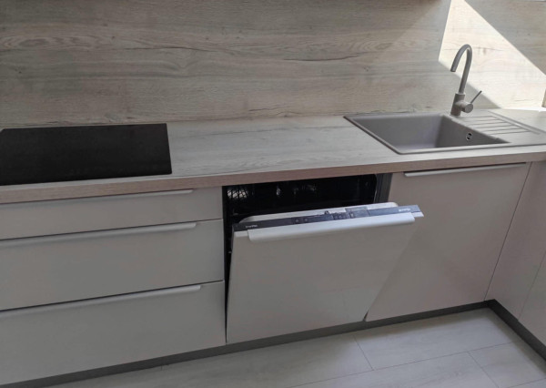 Ponúkam na prenájom LUXUSNÝ  zariadený 3 izbový byt blízko centra mesta Nové Zámky