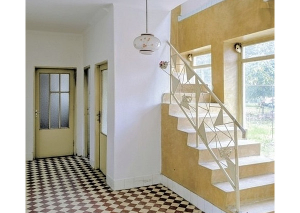 Ponúkame Vám na predaj dvojpodlažný rodinný dom v pôvodnom stave v obci Kamenín