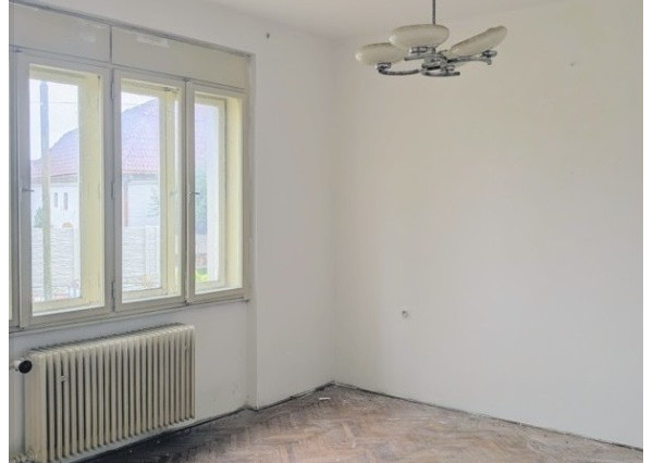 Ponúkame Vám na predaj dvojpodlažný rodinný dom v pôvodnom stave v obci Kamenín