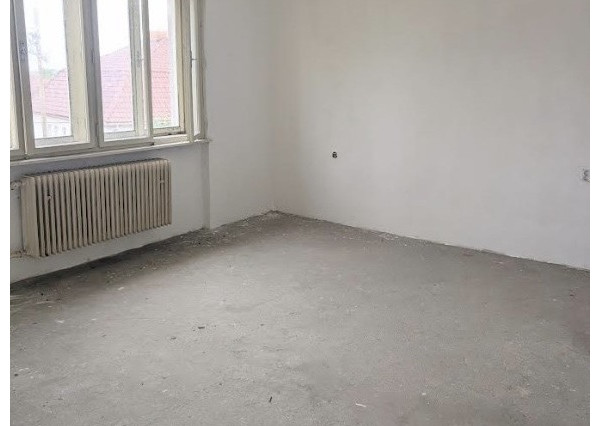 Ponúkame Vám na predaj dvojpodlažný rodinný dom v pôvodnom stave v obci Kamenín