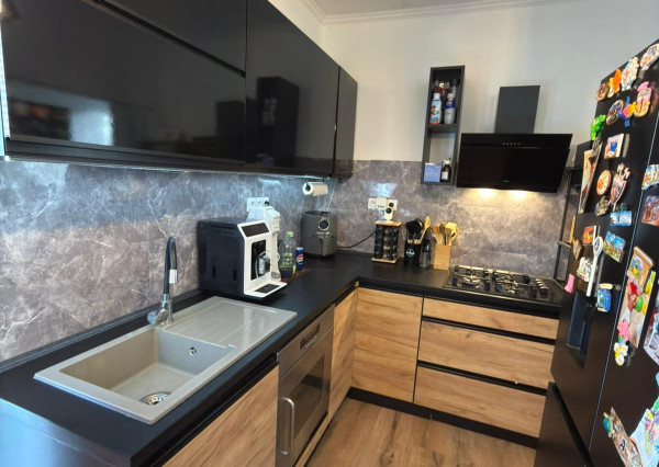 Predám prerobený TEHLOVÝ - 3 izbový byt uzavretým dvorom NZ