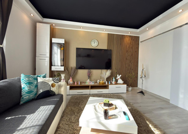 Predám prerobený TEHLOVÝ - 3 izbový byt uzavretým dvorom NZ