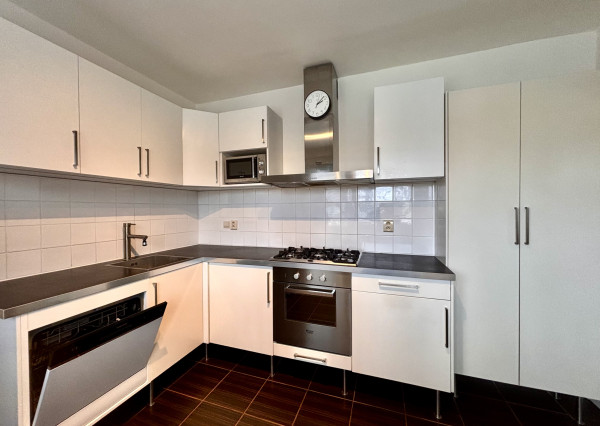 Výrazne znížená cena! Ponúkame Vám na predaj kompletne prerobený, veľký  3 izbový byt v Nových Zámkoch!